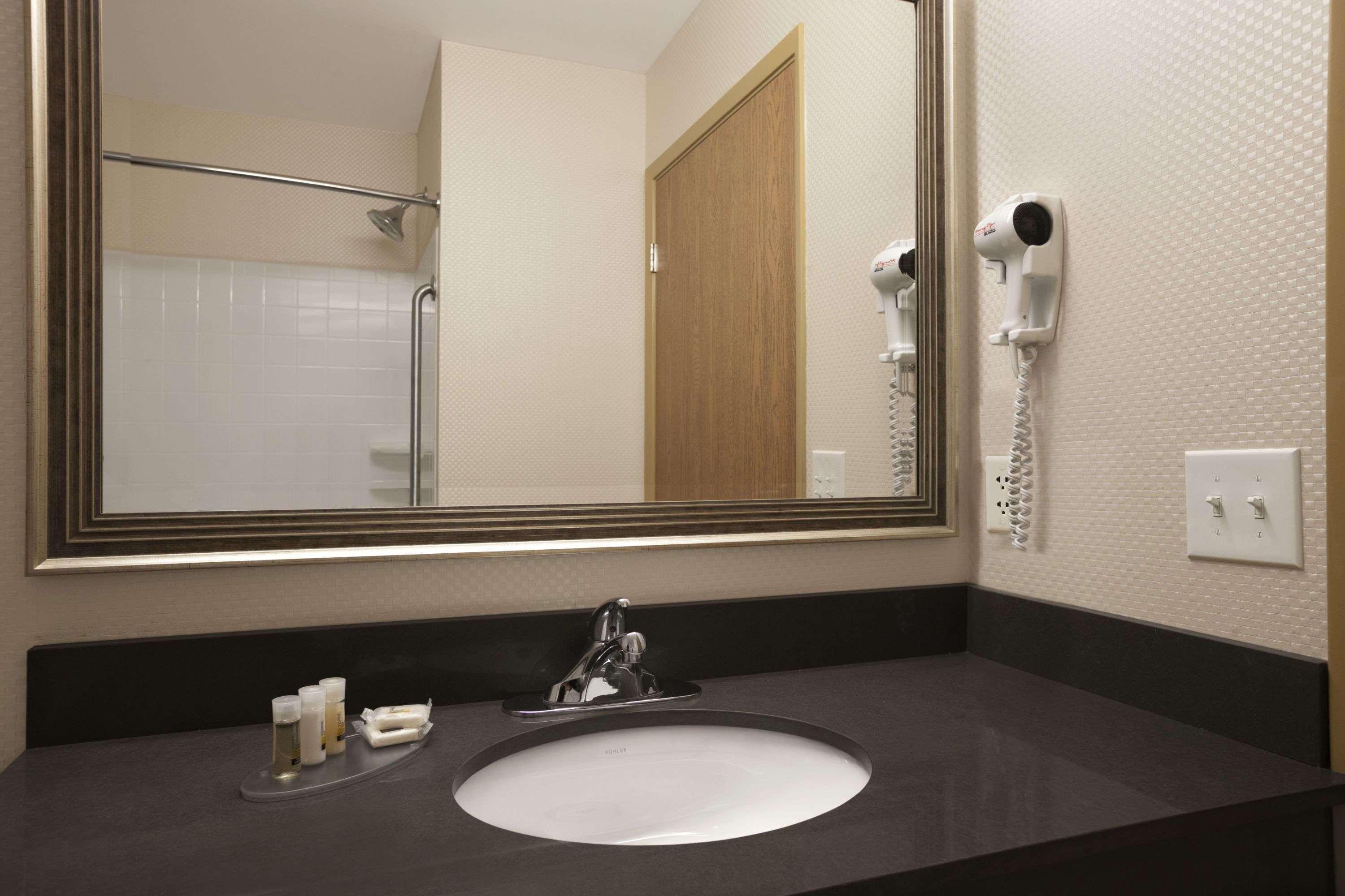 Days Inn & Suites By Wyndham Winnipeg Airport Manitoba Exterior photo