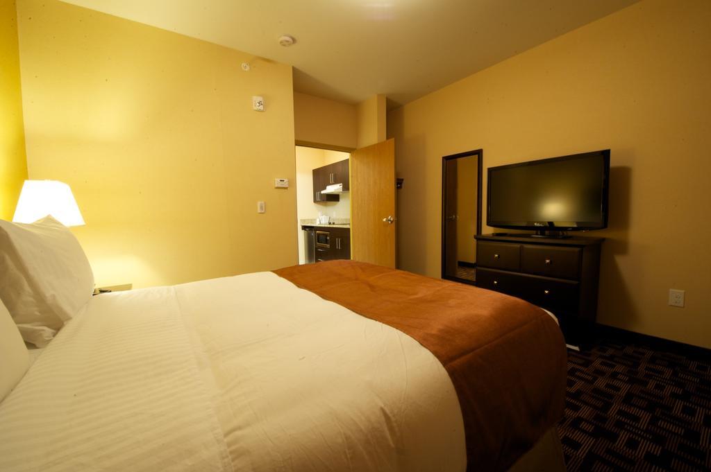 Days Inn & Suites By Wyndham Winnipeg Airport Manitoba Exterior photo